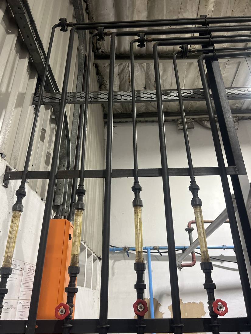 Overhead pipe rack with flow meters